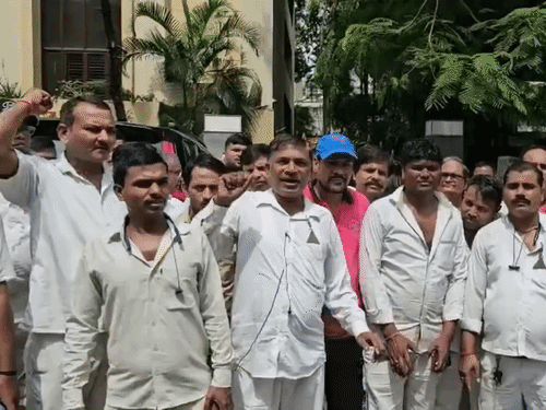 मुंबई में ऑटो-रिक्शा ड्राइवरों की हड़ताल:मराठी नियम का विरोध; सरकार ने कहा था- 3 महीने में भाषा सीखनी होगी