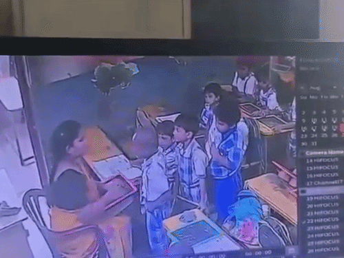 विशाखापट्‌टनम में 6 साल के बच्चे की हार्टअटैक से मौत:क्लास में टीचर थप्पड़ मारती दिखी; बच्चा रोता हुआ गिर पड़ा