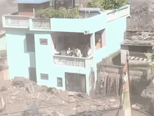 नेपाल में तबाही के बीच बचा रहा घर:कई फीट तक पानी और मलबे से घिरा; बालकनी में खड़े 3 लोगों की जान बची; VIDEO