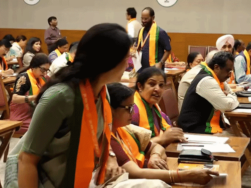 नितिन नवीन की नई भाजपा टीम के साथ पहली बैठक:आगामी चुनावों की रणनीति पर चर्चा हुई; आज राज्यों के CM के साथ भी मीटिंग करेंगे
