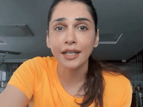ईशा कोप्पिकर बोलीं- मैं अंधभक्त हूं:सपोर्ट में उतरीं कंगना रनोट, कहा- मेरे लिए अच्छे से समझाया, मैंने मुश्किलों के लिए कभी मां-बाप को दोष नहीं दिया