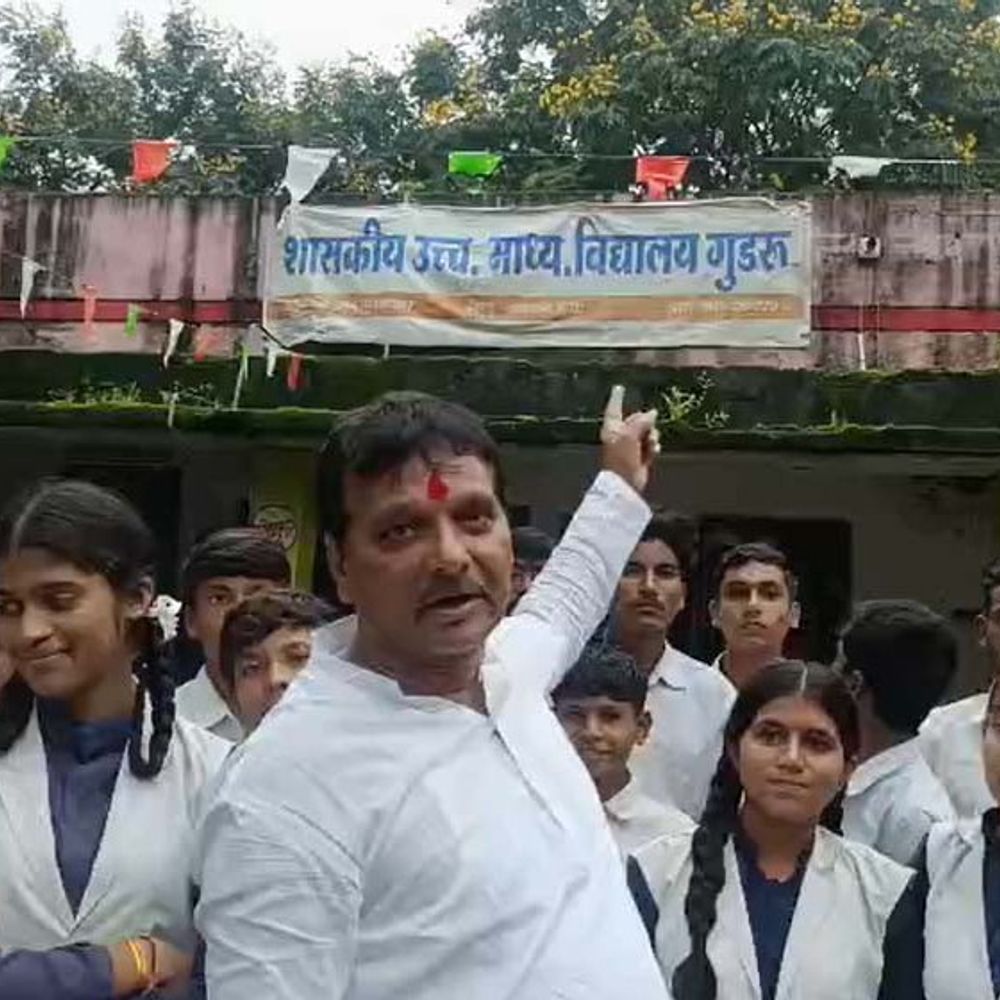 विद्यार्थियों ने विधायक को घेरा, स्कूल की समस्याएं बताईं:टपकती छत, गंदे शौचालय और एक कमरे में दो कक्षाओं से पढ़ाई प्रभावित