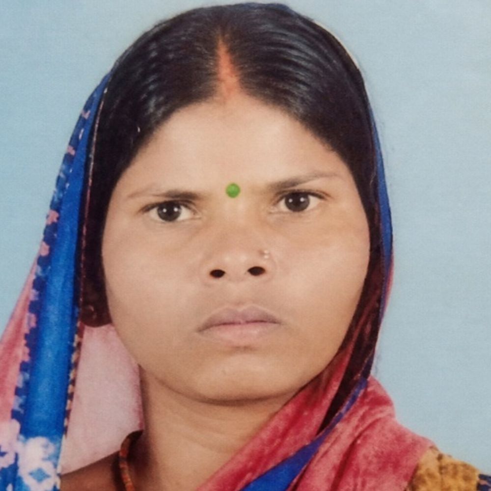 बेतिया में अज्ञात गाड़ी की टक्कर से महिला की मौत:एस्बेस्टस खरीदने जा रही थी, मौके पर गई जान; एक महीने पहले हुई पति की मौत