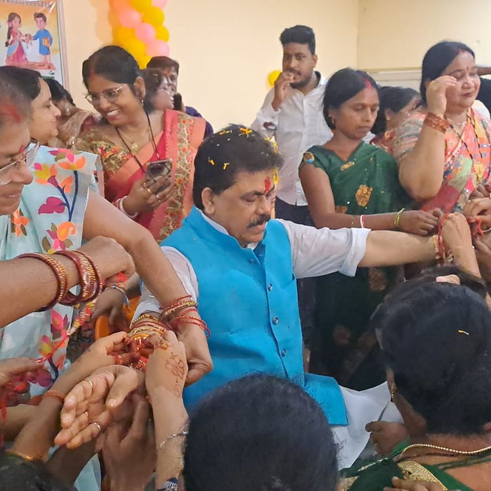 गयाजी में महिलाओं ने मेयर-पूर्व डिप्टी मेयर को बांधी राखी:मिठाई खिलाकर दी रक्षाबंधन की बधाई, जनप्रतिनिधियों ने सुरक्षा-सम्मान की ली जिम्मेदारी