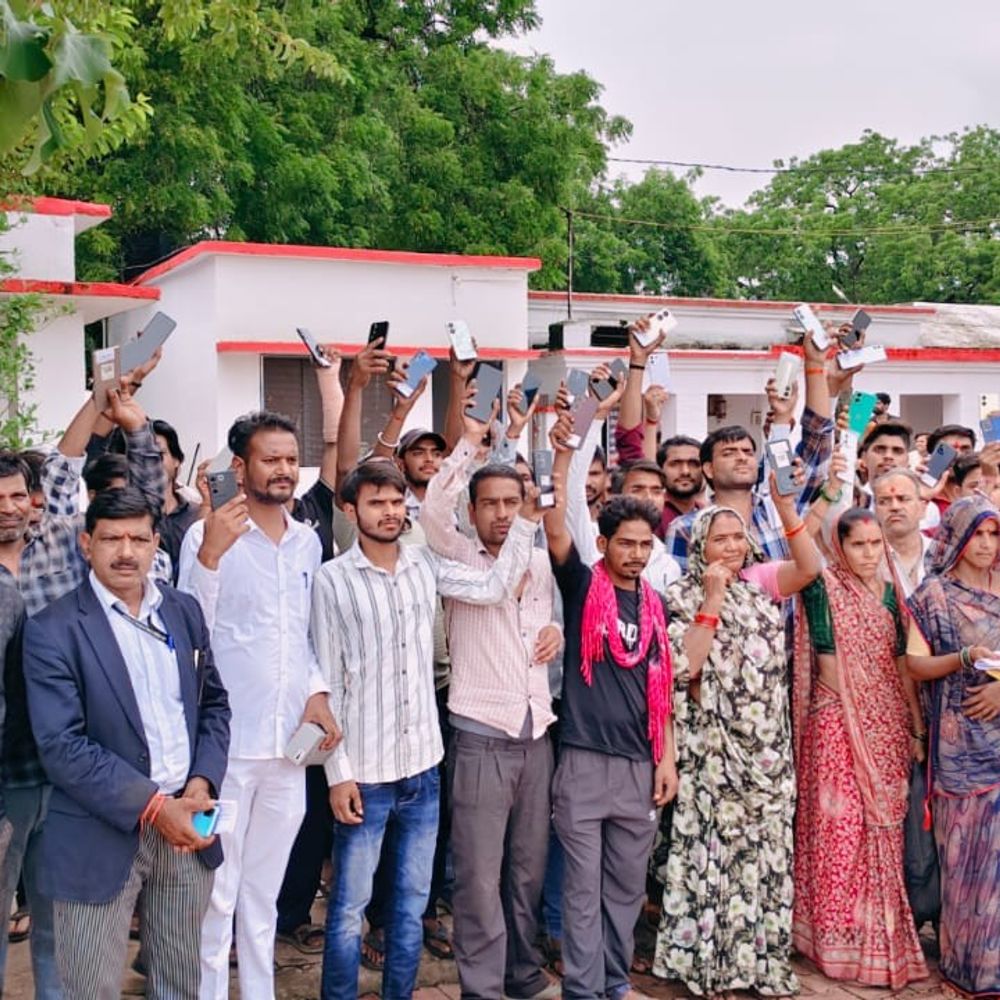 ललितपुर में 21 लाख के 111 मोबाइल बरामद:सर्विलांस टीम ने तलाशकर मालिकों को लौटाए