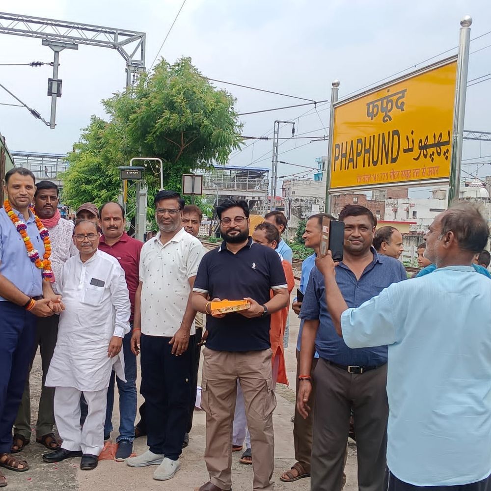 फफूंद स्टेशन पर स्पेशल ट्रेन का ठहराव शुरू:पहले दिन 1 घंटे 8 मिनट देरी से पहुंची ट्रेन, यात्रियों को मिलेगी बेहतर रेल कनेक्टिविटी