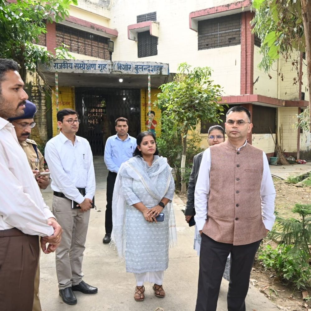 बुलंदशहर में राजकीय सम्प्रेक्षण गृह और जिला कारागार का निरीक्षण:जिला जज, डीएम, एसएसपी ने व्यवस्थाओं का लिया जायजा, अधिकारियों को दिए निर्देश