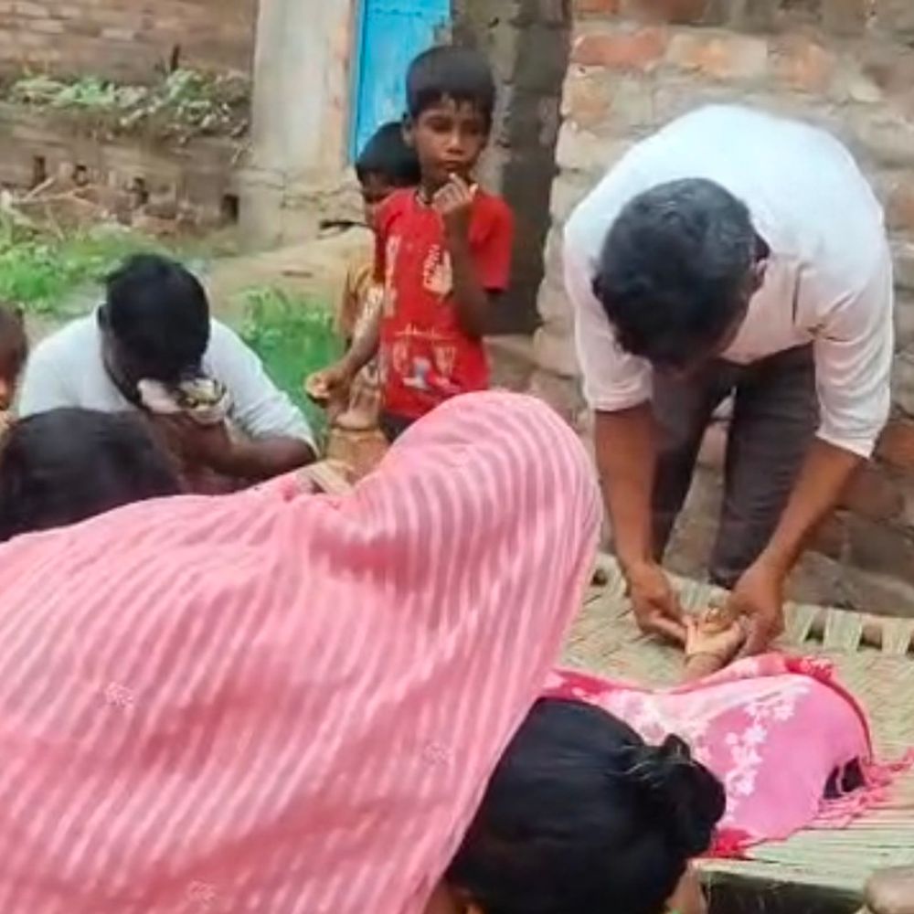 चारपाई पर सो रहे बच्चे को सांप ने डंसा, मौत:कौशांबी में झाड़-फूंक कराते रहे परिजन, पुलिस ने शव पोस्टमार्टम को भेजा