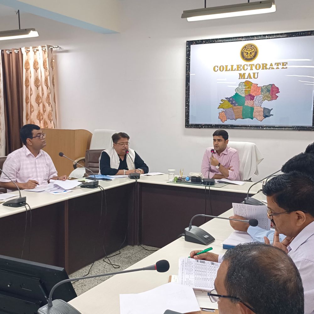 स्वास्थ्य योजनाओं की समीक्षा में कमियां मिलीं:मऊ DM ने अधिकारियों को लगाई फटकार, लापरवाह कर्मियों पर कार्रवाई के निर्देश