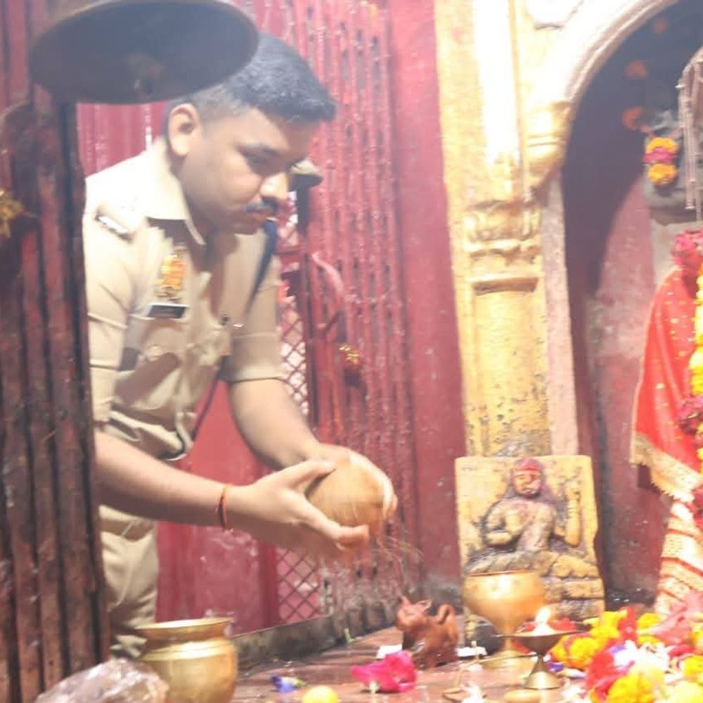 अमेठी एसपी ने अहोरवा भवानी मंदिर का दौरा किया:श्रावण के दूसरे सोमवार पर सुरक्षा व्यवस्था परखी, पूजा-अर्चना की