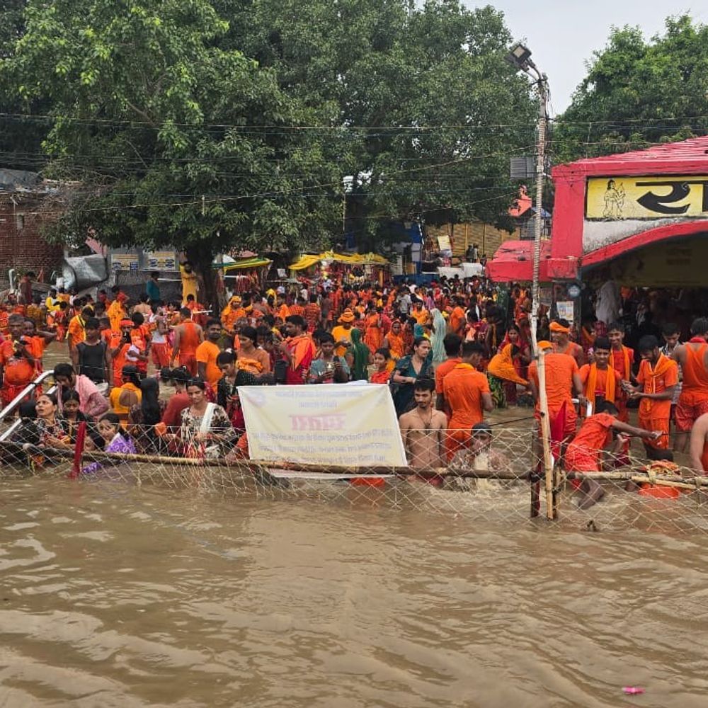 बक्सर में अंतिम सोमवारी पर कांवरियों की भीड़:रामरेखा घाट की सीढ़ियां डूबीं, 40 KM पैदल जाएंगे ब्रह्मेश्वर नाथ, NH-922 पर एक लेन आरक्षित