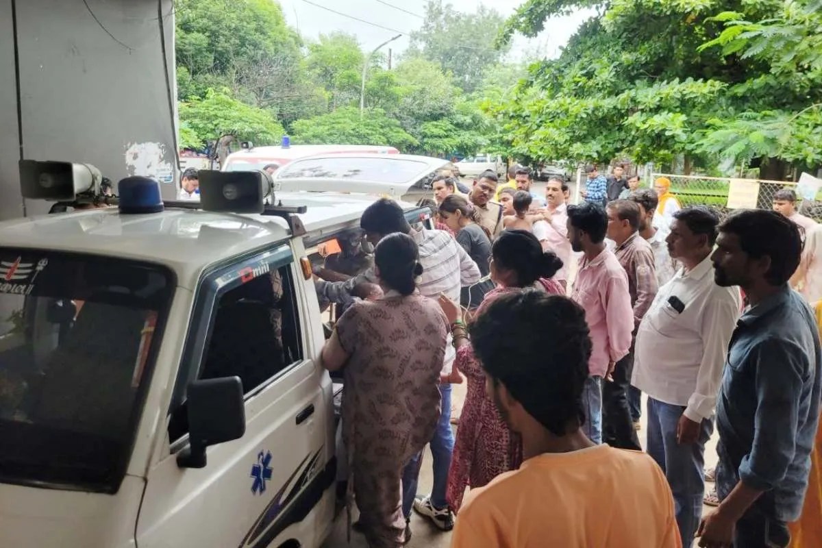 Dewas News: वॉकर में बच्ची, पास ही घोड़े पर खेल रहा था बेटा… मां के कंडों पर सेनिटाइजर डालते ही भभकी आग