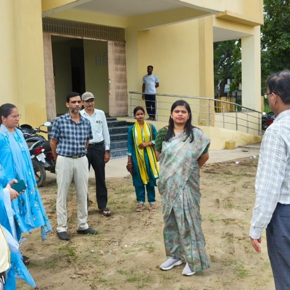 फिनिशिंग कार्य, गंदे फर्नीचर-अव्यवस्थित रिकॉर्ड पर फटकारा:शिवहर में डीएम ने शिक्षा भवन का निरीक्षण,अधिकारियों को अल्टीमेटम