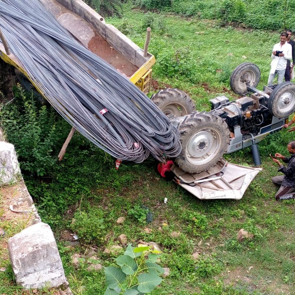 टीकमगढ़ में सरिया से भरी ट्रैक्टर-ट्रॉली पुलिया से गिरी:मजदूर की मौत, दूसरा घायल; ड्राइवर हुआ फरार