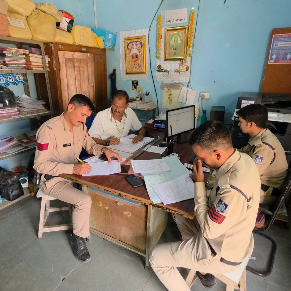 शाजापुर में फर्जी शेयर ट्रेडिंग एडवाइजरी का भंडाफोड़:कोचिंग सेंटर की आड़ में चल रहा था कॉल सेंटर, 12 पर FIR, 6 हिरासत में