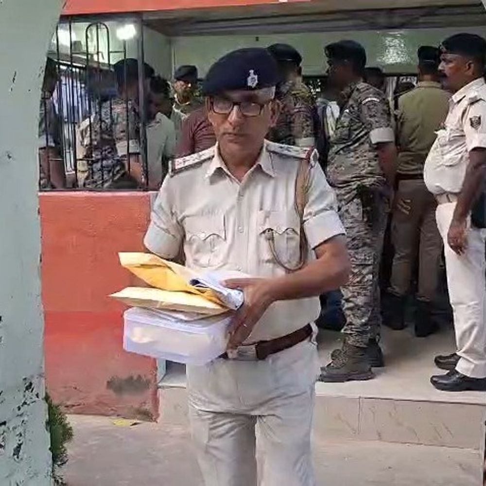 मुंगेर से अगवा बच्चा पंजाब ले जाते समय बचाया,किडनैपर्स अरेस्ट:हाईवे के रास्ते भाग रहे थे, 2 लाख 20 हजार नकद; XUV-मोबाइल बरामद