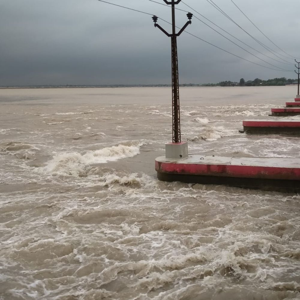 बराज से 2 लाख क्यूसेक डिस्चार्ज, कोसी में जलस्तर बढ़ा:सुपौल में निर्मली थाना डूबा, SI का VIDEO; तटबंध के भीतर गांवों में फैला पानी