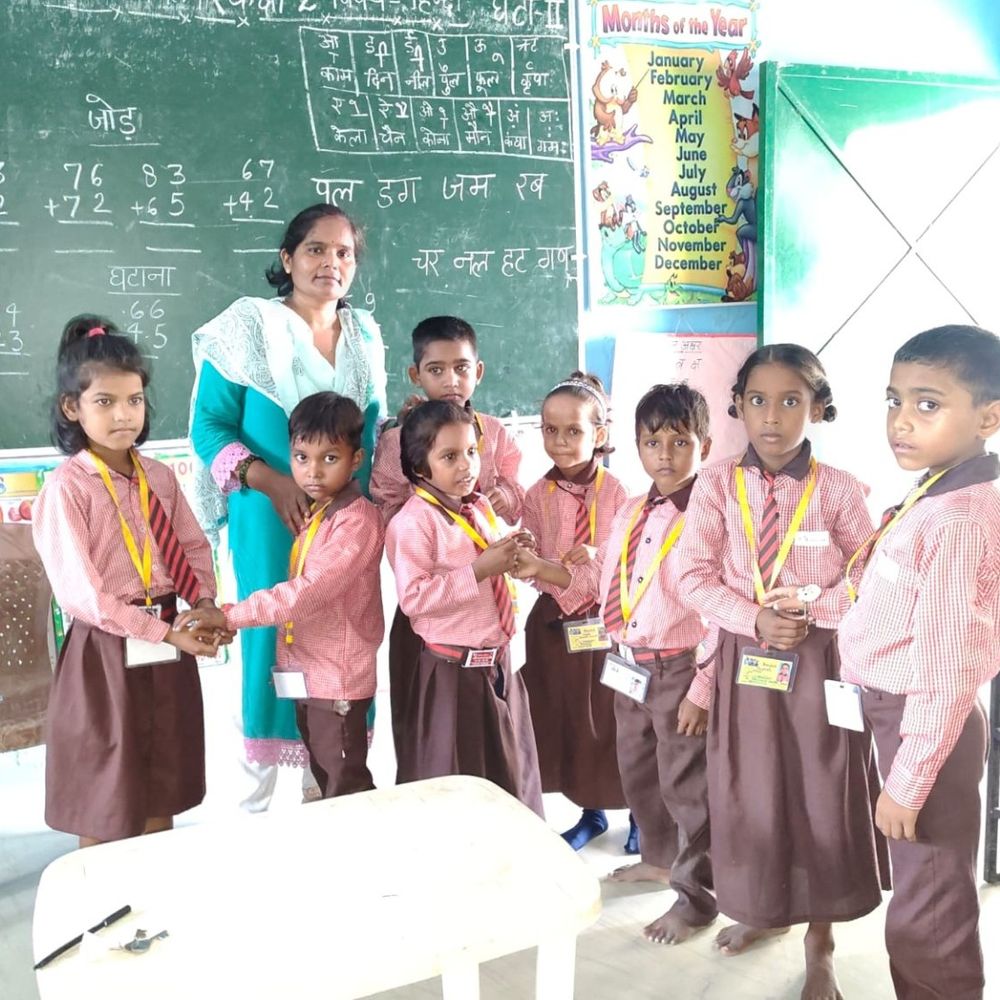 बेसिक विद्यालय पहाड़पुर में राखी-मेहंदी प्रतियोगिता:बीईओ के प्रोत्साहन से बच्चों ने उत्साहपूर्वक दिखाई अपनी कलात्मक प्रतिभा