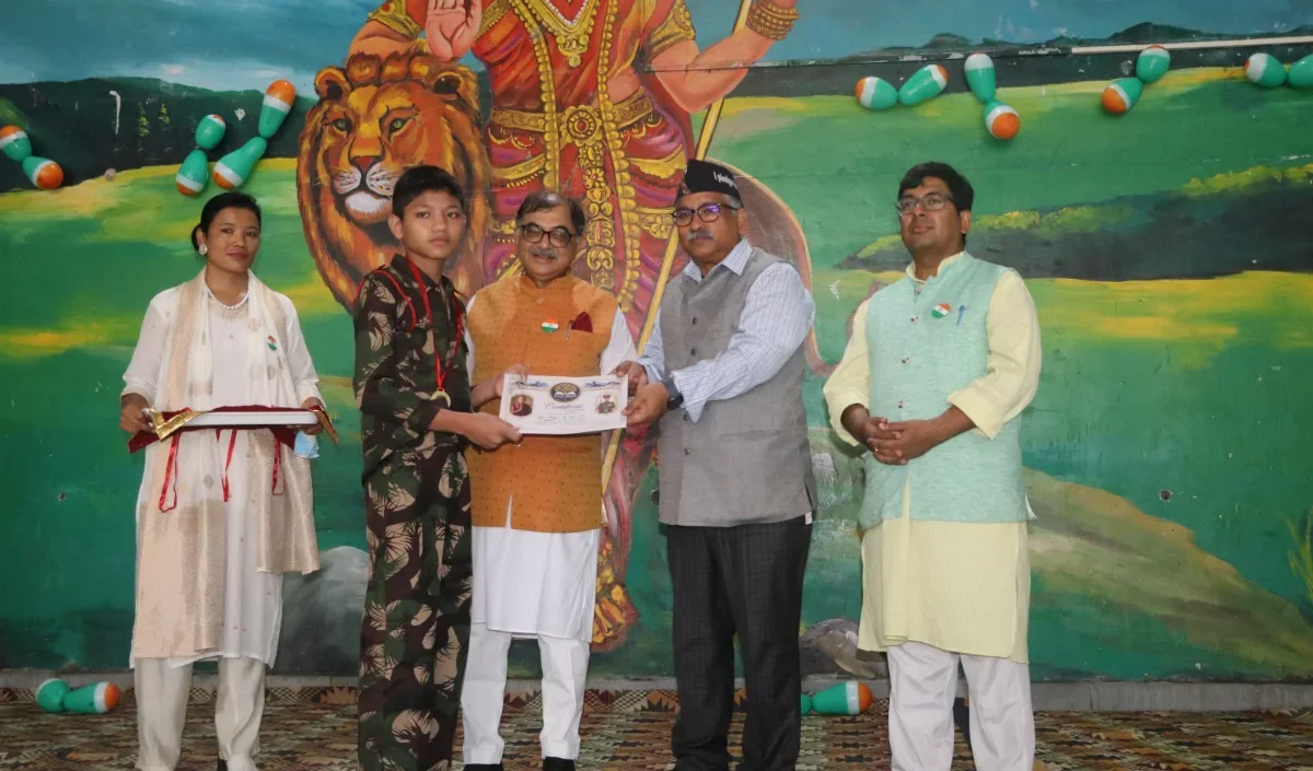 झाझरा के Doon Sanskriti School में मना स्वतंत्रता दिवस, जनजातीय बच्चों की देशभक्ति ने जीता दिल