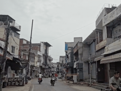 आगरा में सुबह से छाये बादल, बारिश के आसार:उमसभरी गर्मी से नहीं मिल रही राहत, कल से खुल सकता है मौसम