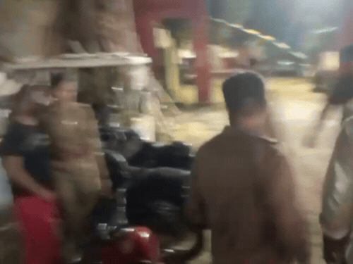 आगरा पुलिस ने पकड़ा फर्जी कॉल सेंटर:किराए के फ्लैट में चल रहा था, कई युवक-युवतियों से चल रही पूछताछ