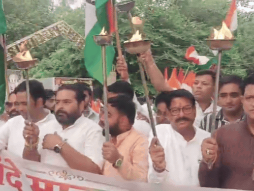 आगरा में ‘वंदे मातरम्’ पर फूटा भाजयुमो का गुस्सा:कांग्रेस कार्यालय के सामने किया प्रदर्शन, कड़ा प्रदर्शन