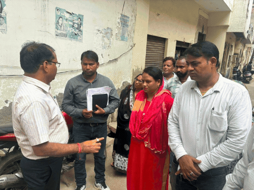 खराब सड़क निर्माण पर ठेकेदारों पर जुर्माना, भुगतान रोका:आगरा में नगर आयुक्त ने वार्ड लोहामंडी जोन का निरीक्षण किया