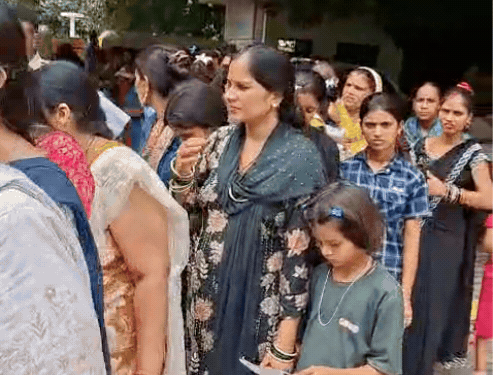 मुरादाबाद जेल में भावुक कर देने वाला रक्षाबंधन:भाई की कलाई पर राखी बांधने दूर-दराज से पहुंचीं बहनें, सुरक्षा के कड़े इंतजाम