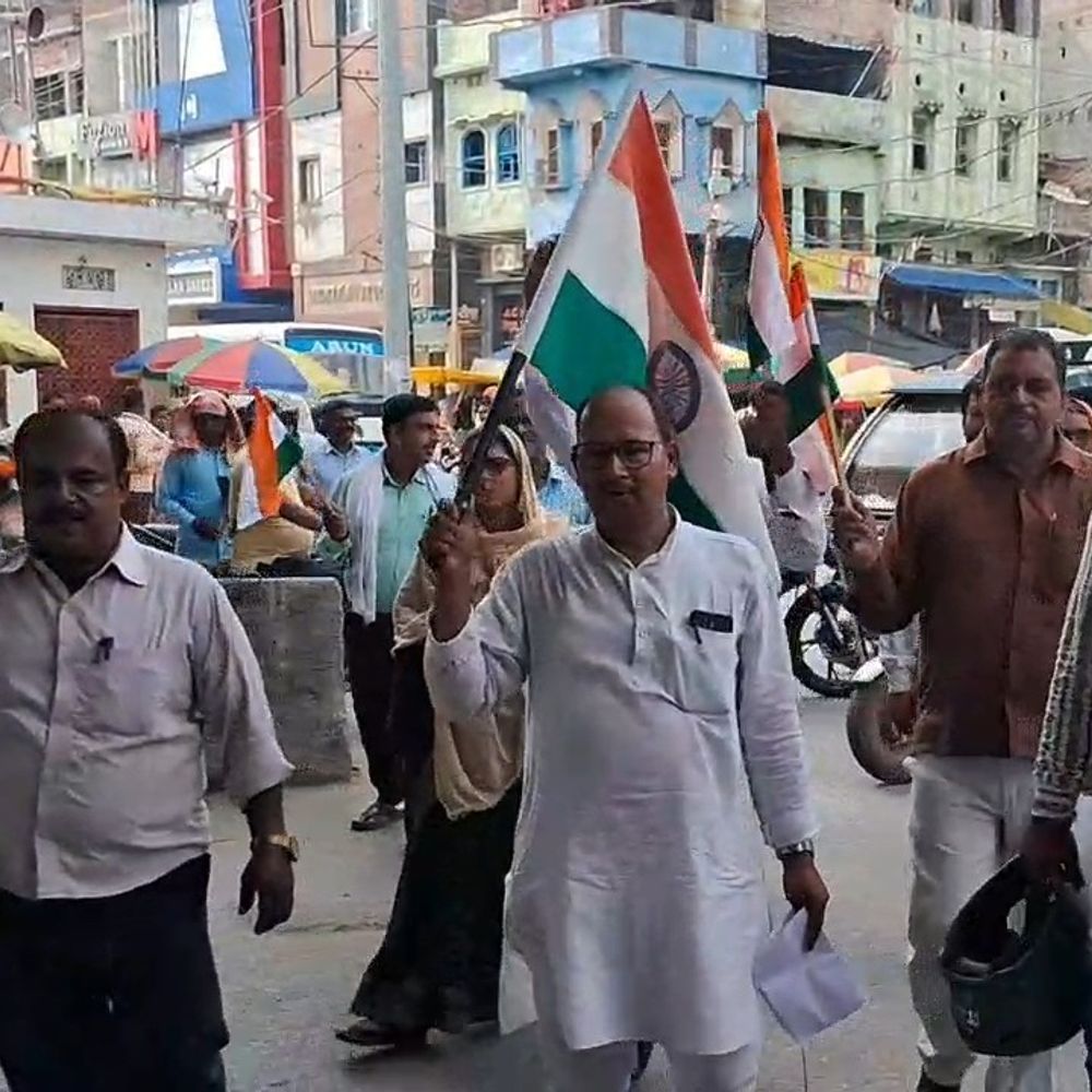 2 महीने से वेतन नहीं, नियोजित शिक्षकों का प्रदर्शन:सरकार की दोहरी नीति के खिलाफ बीआरसी से चांदनी चौक तक पैदल मार्च