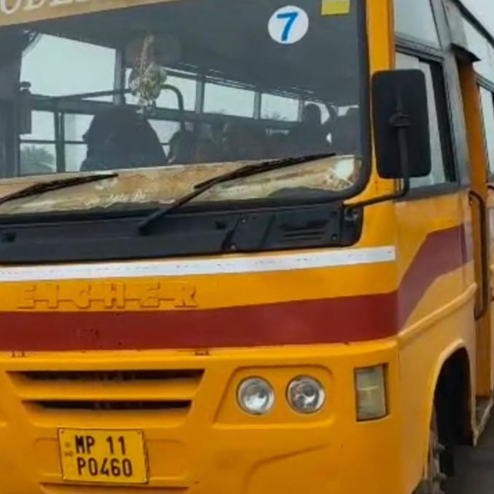इंदौर-अहमदाबाद हाईवे पर रॉन्ग साइड दौड़ीं स्कूल बसें:धार पुलिस ने चालान काटकर 4 हजार रुपए वसूले, संचालक को दी चेतावनी