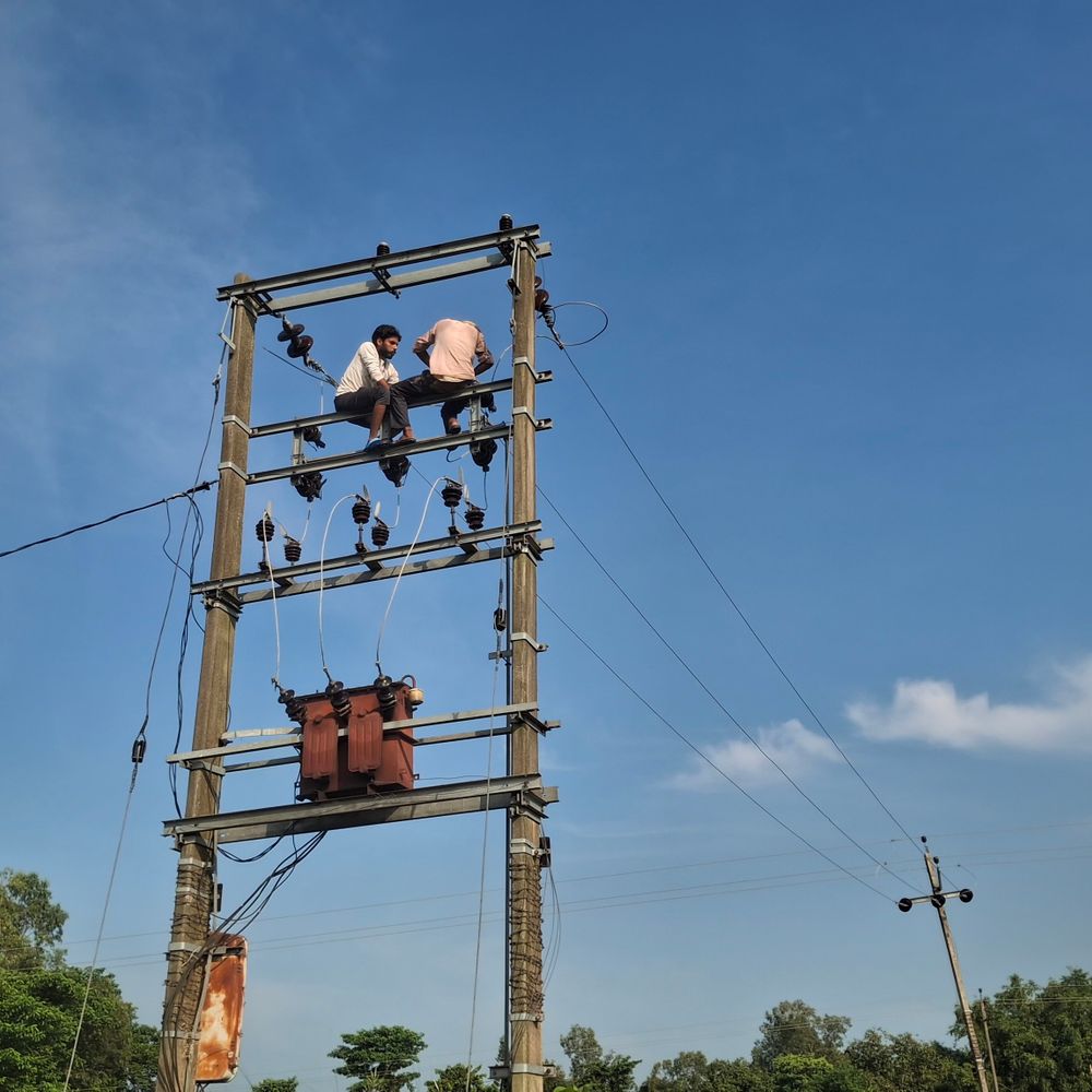 मरौना में शनिवार रात 12 बजे से बिजली गुल:उपभोक्ता परेशान, लाइनमैन ने कहा- ब्रेकडाउन के कारण आपूर्ति बंद; फॉल्ट का पता लगाया जा रहा