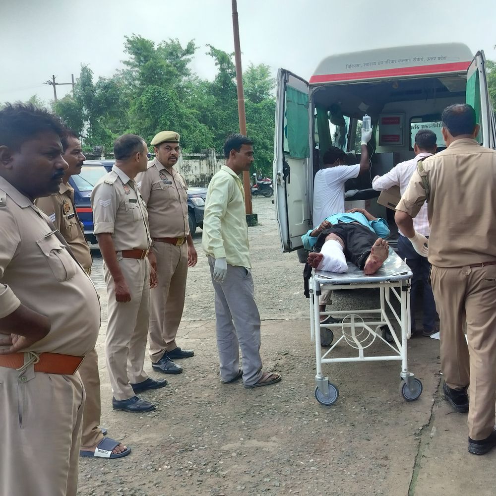 अयोध्या में ट्रक ने बस को मारी टक्कर…3 की मौत:20 घायल, पूर्वांचल एक्सप्रेस-वे पर हादसा; अस्पताल में इलाज जारी