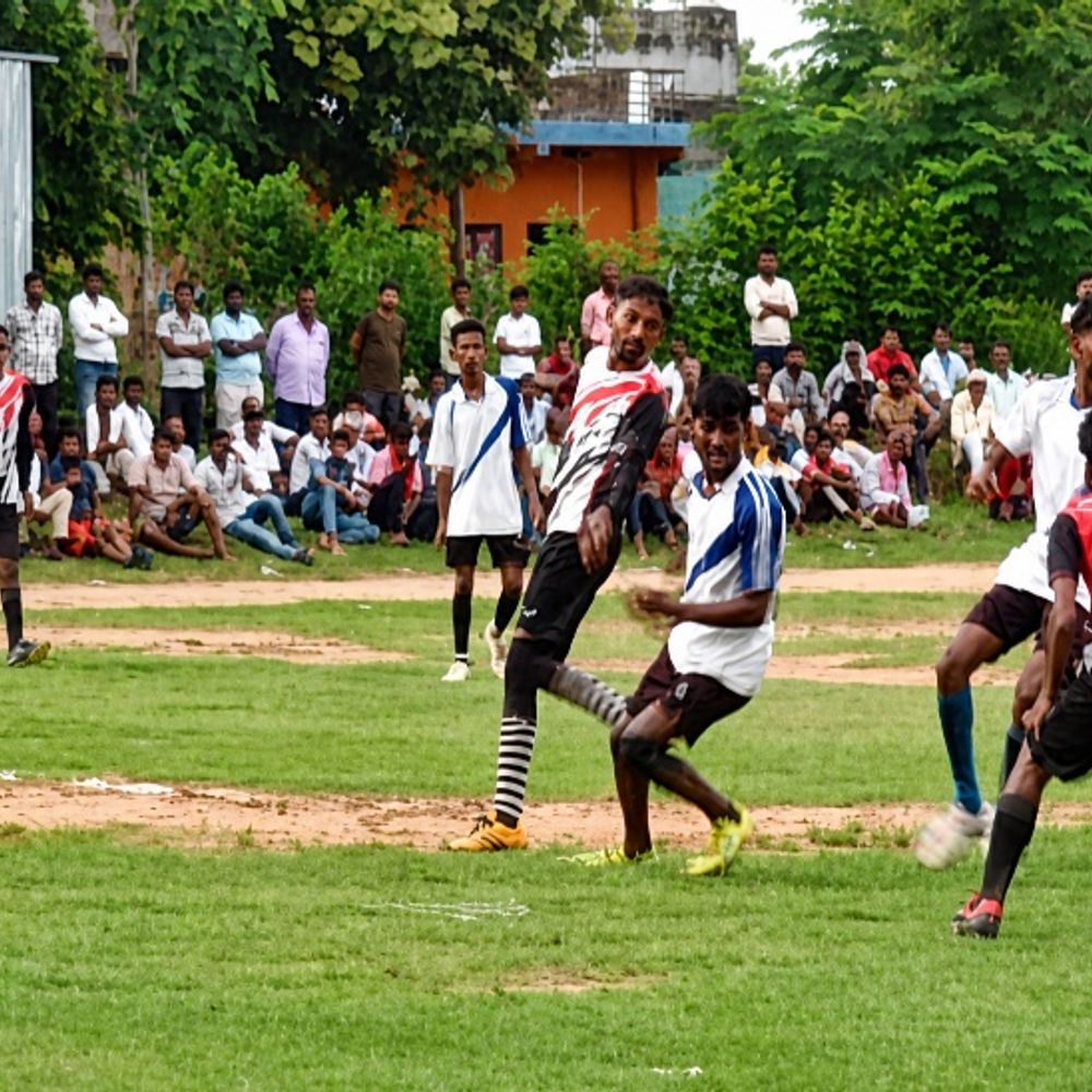 जागोडीह ने कबरा टीम को 2-1 से हराया:मेजर ध्यानचंद की जयंती पर हुआ रोमांचक फुटबॉल मुकाबला