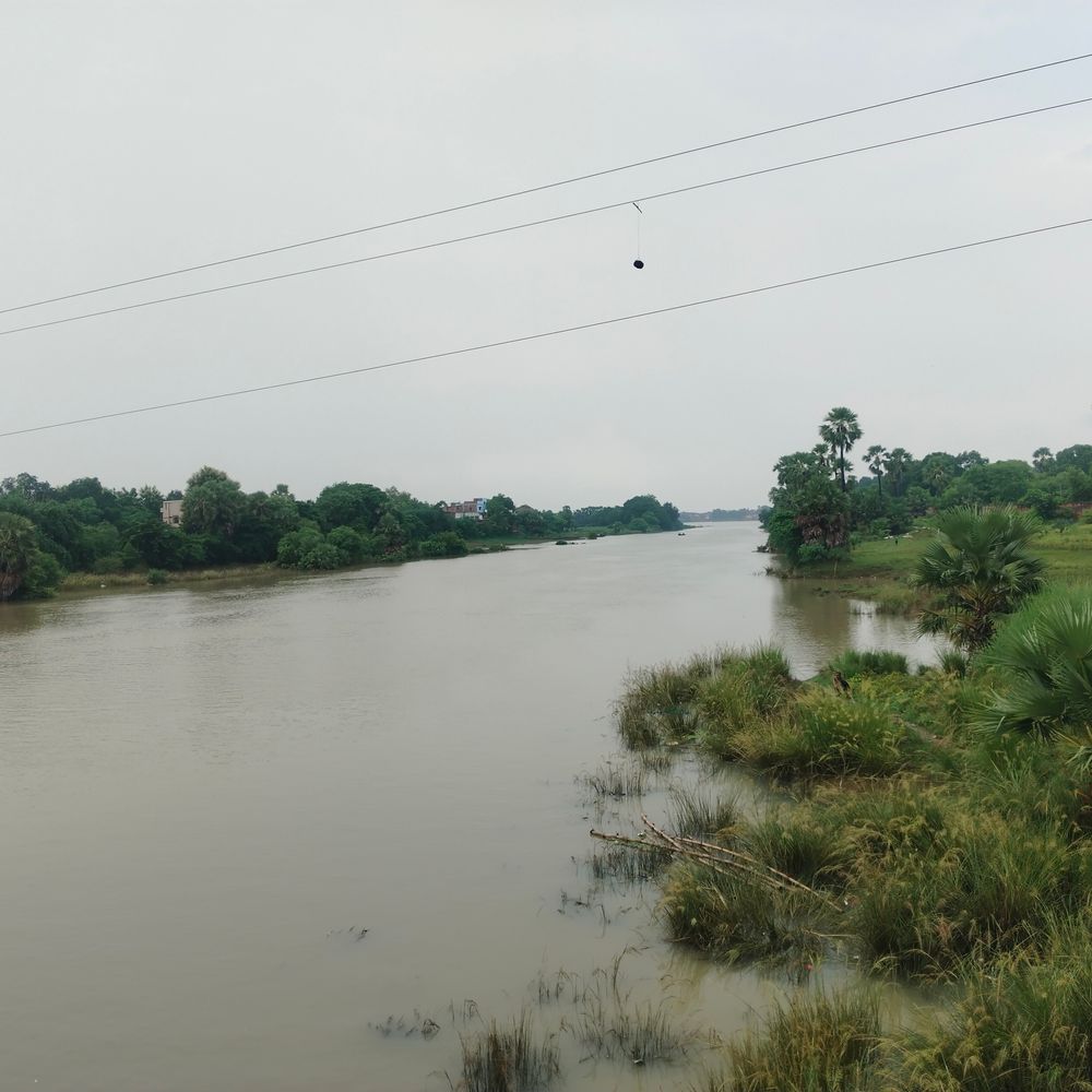 बक्सर में फिर बढ़ने लगा गंगा का जलस्तर:सहायक नदियां उफान पर, गंगा 2 सेमी प्रति घंटे की रफ्तार से बढ़ रही