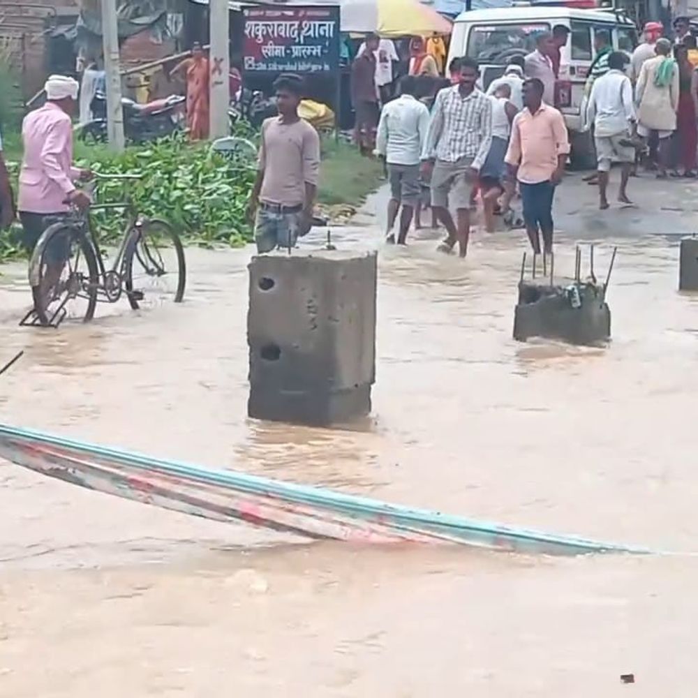मोरहर नदी में अचानक बढ़ा पानी:शकूरबाद बाजार के पास सड़क पर जलजमाव; आवागमन प्रभावित; किसान बोले-‘खेतों को नमी मिलेगी’