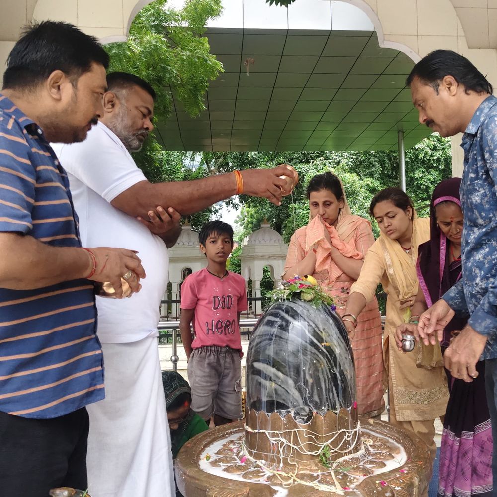 सावन के तीसरे सोमवार पर उमड़ी श्रद्धालुओं की भारी भीड़:उन्नाव में गंगाघाट से मंदिरों तक गूंजे ‘हर-हर महादेव’ के जयकारे