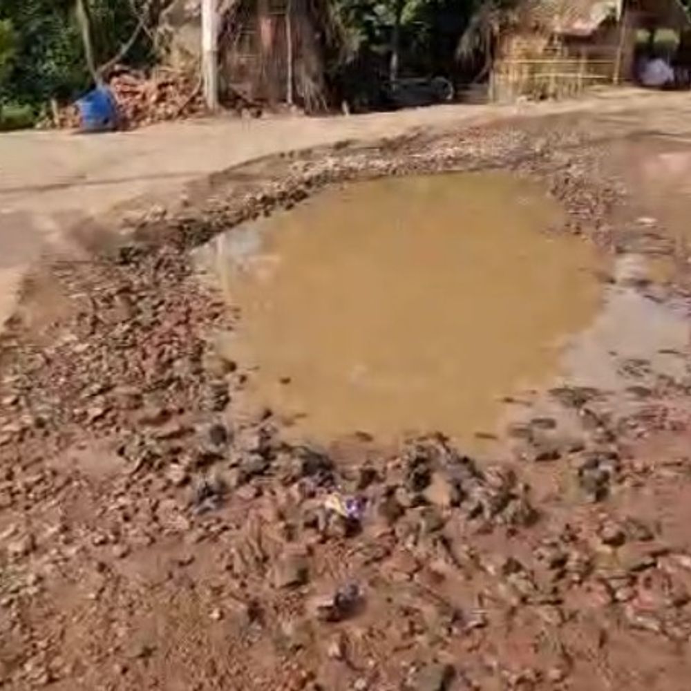 बिहिया ROB बंद, ग्रामीण सड़कों पर भारी वाहनों का परिचालन:स्थानीय लोगों ने आवागमन पर रोक लगाने की मांग की