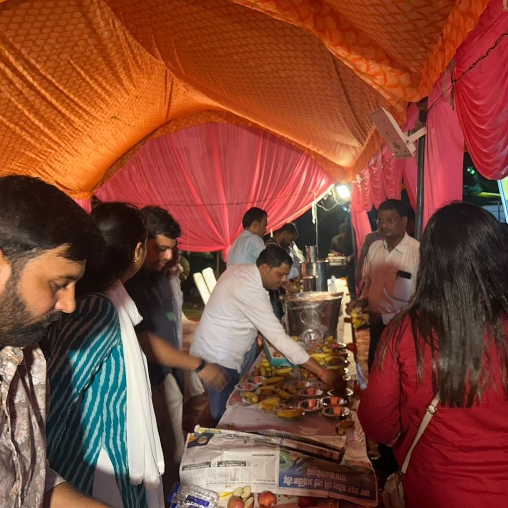 कांवड़ियों के लिए देर रात तक अलर्ट प्रशासन:डीएम ने शिविर का किया निरीक्षण, खुद बांटा फलाहार
