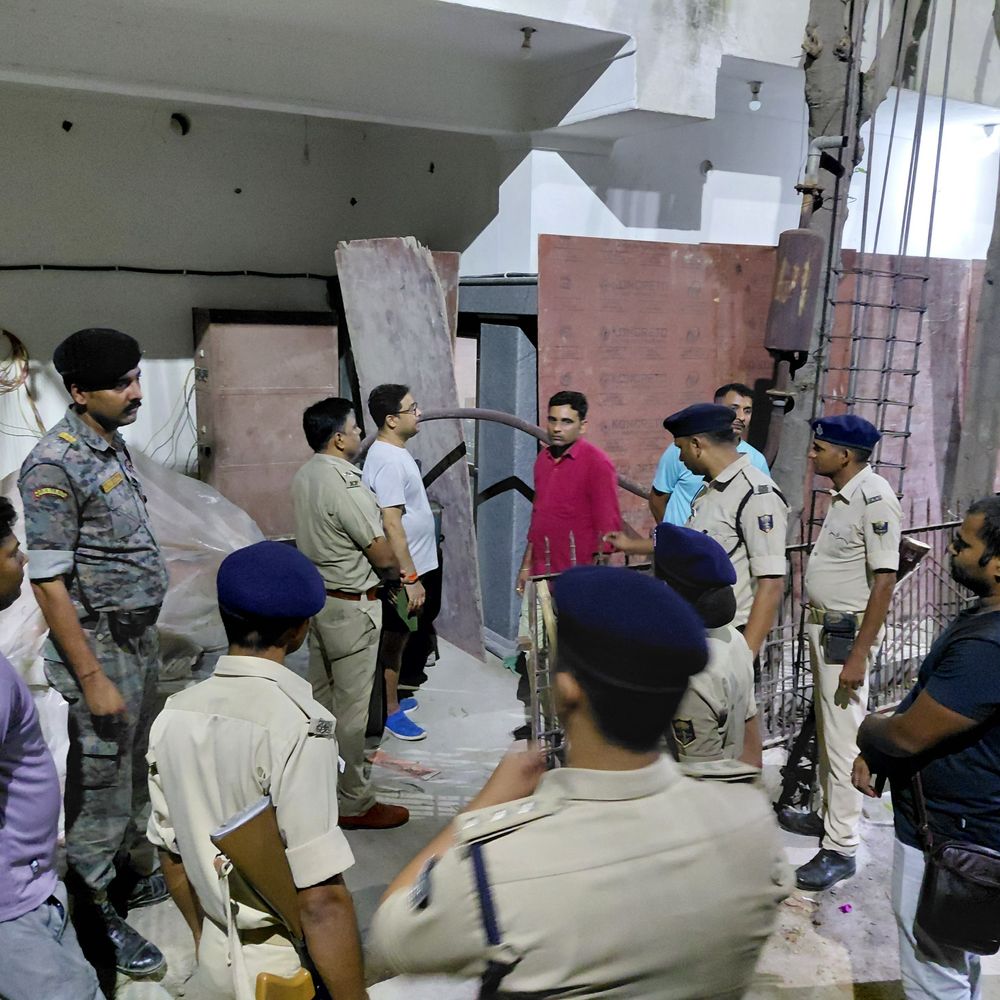 बिहार में ड्राइवरलेस टेस्ला कार के साथ फर्जी IAS गिरफ्तार:सरकार की अनुमति पर ही मिलती है, पूरे भारत में सिर्फ 250, 100 करोड़ से ज्यादा की संपत्ति मिली