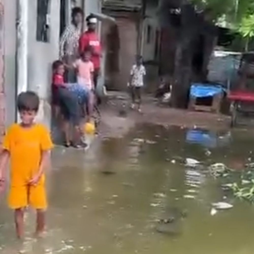 अयोध्या में सड़क पर जलभराव से परेशान लोग:बारिश के बाद कीचड़ हो जाता, 1 साल से शिकायत के बाद भी नहीं हुआ समाधान