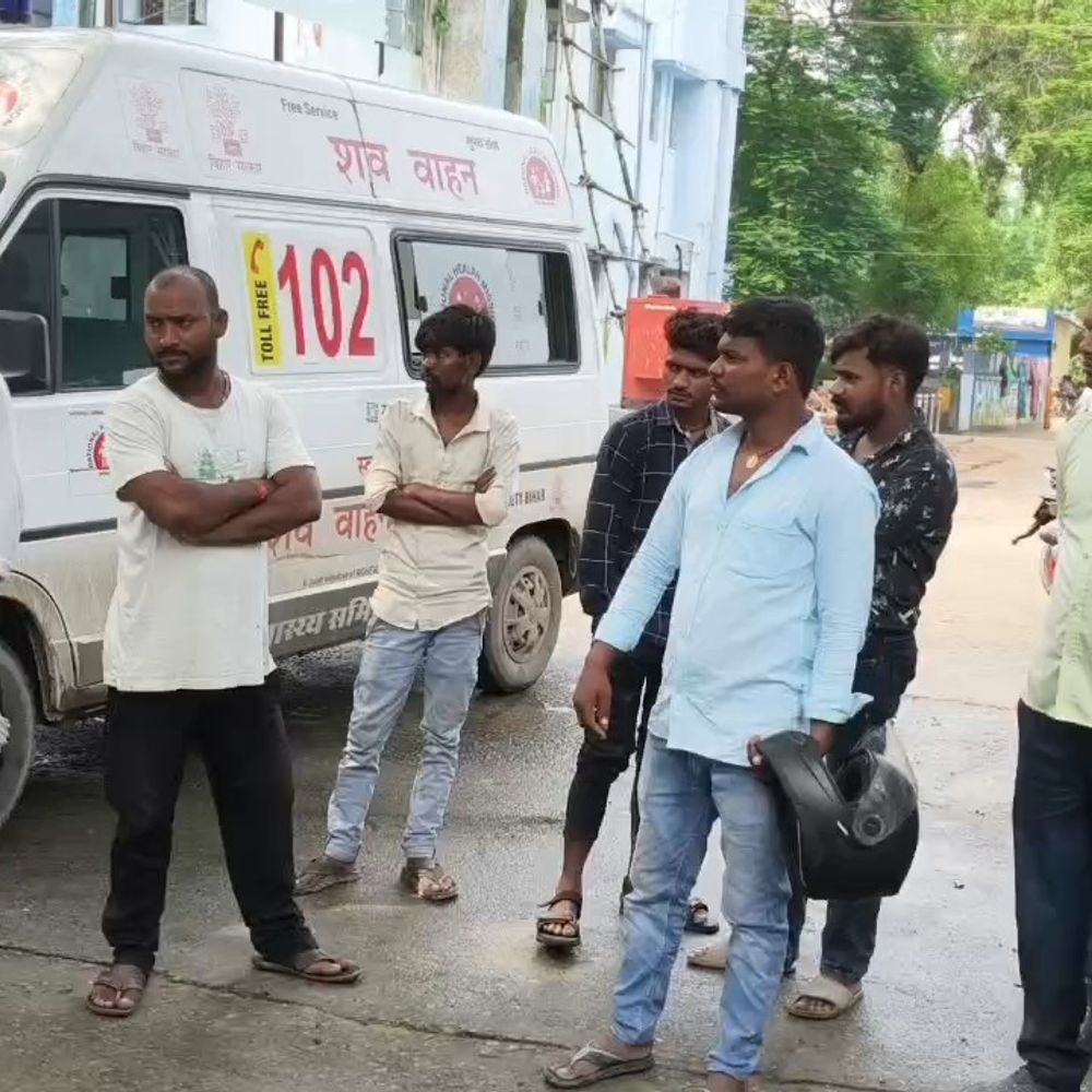 सीमेंट फैक्ट्री के पास ट्रक से कुचलकर महिला की मौत:कैमूर में प्लाई फैक्ट्री जा रही थी, आक्रोशित ग्रामीणों ने सड़क जाम की