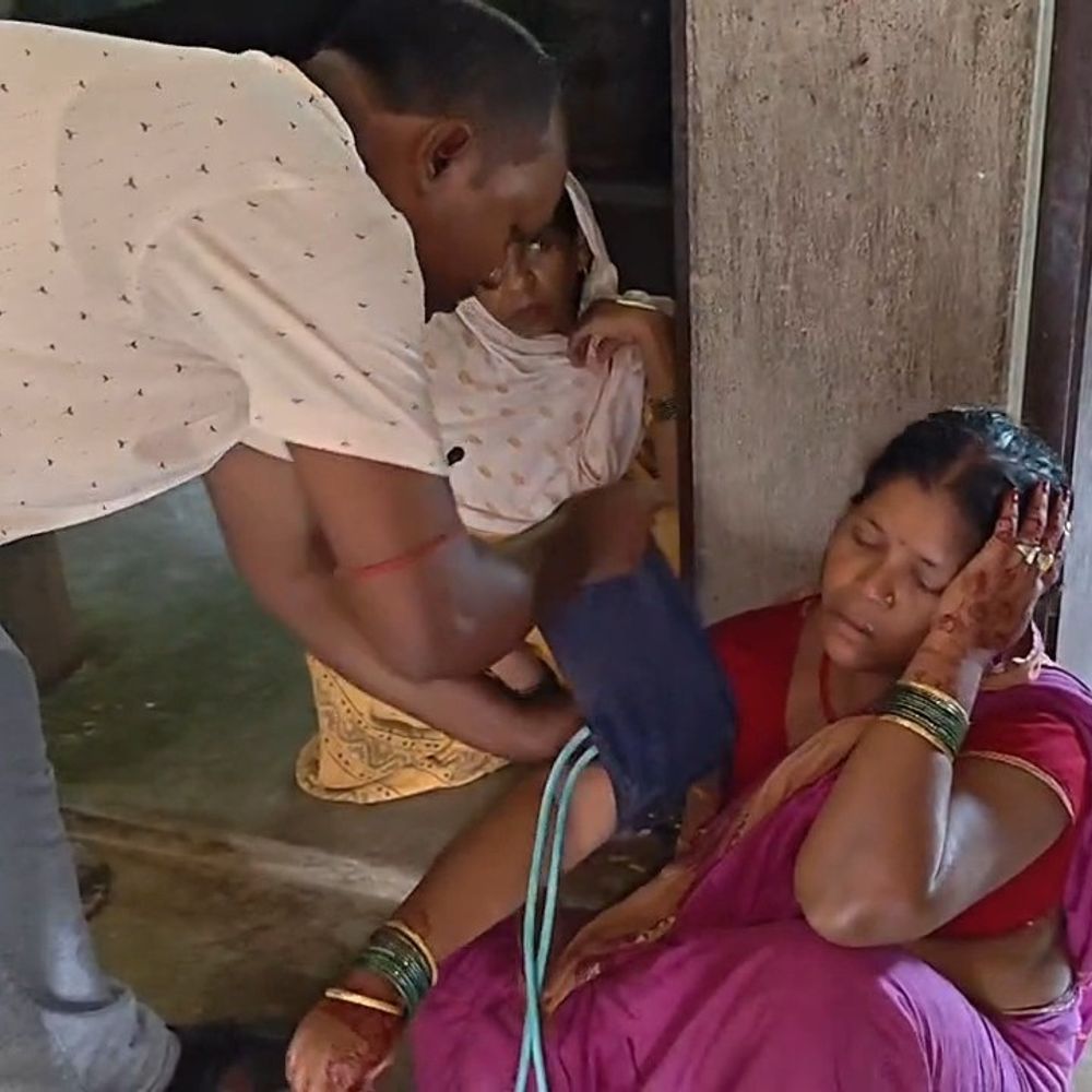 जमुई में अंतिम सोमवारी पर क्यूल नदी में डूबी बच्ची:मां-बेटे को ग्रामीणों ने बचाया; बालू खनन से बने गहरे गड्ढे में गई थी बच्ची