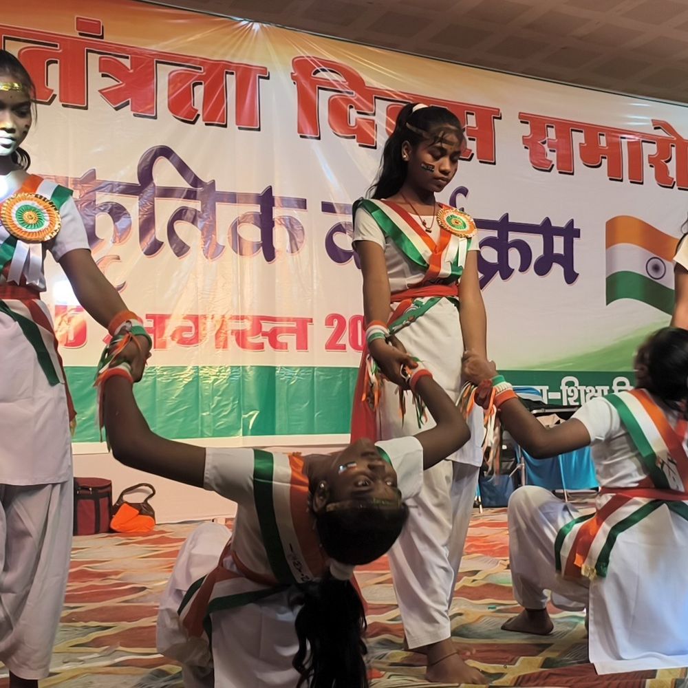 80वें स्वतंत्रता दिवस पर कटिहार में गूंजा देखभक्ति गीत:14 स्कूलों के बच्चों ने दी शानदार प्रस्तुतियां, DM ने दीप प्रज्वलित कर किया कार्यक्रम का शुभारंभ