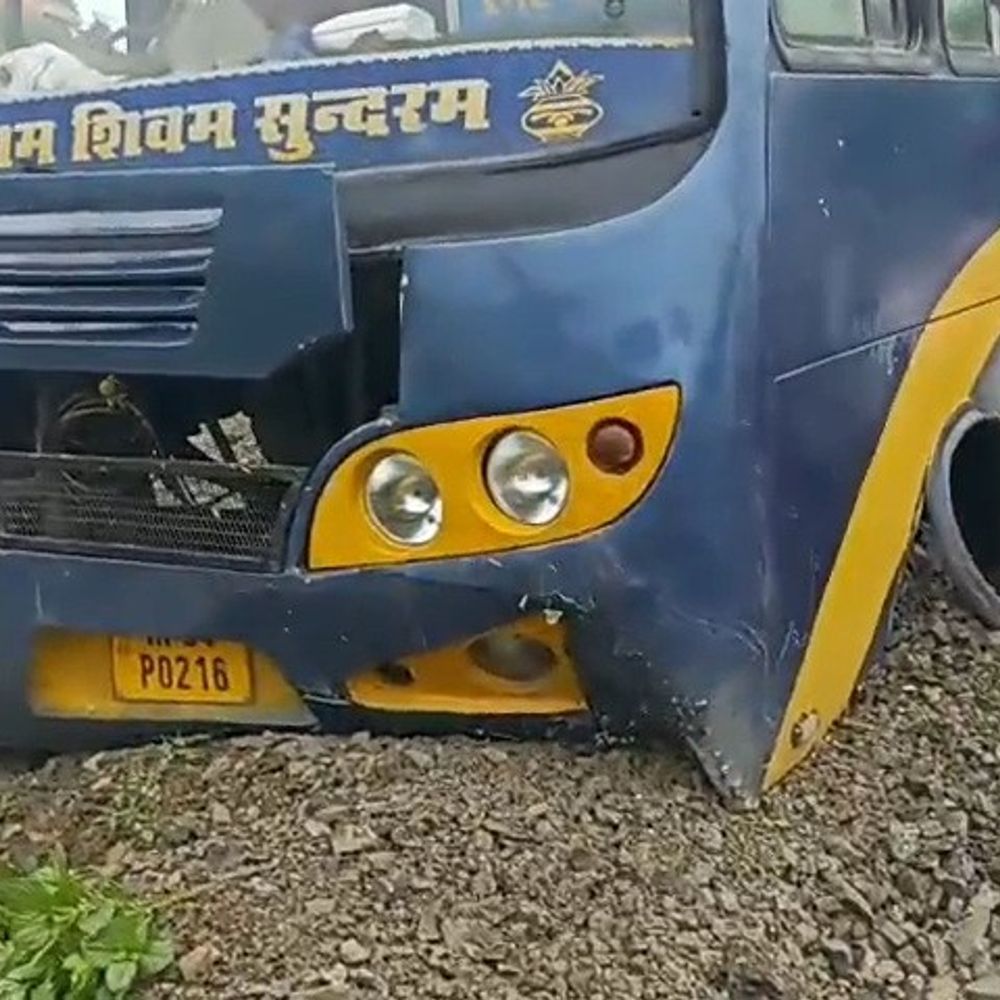 दमोह-पन्ना मार्ग पर बस अनियंत्रित होकर सड़क से उतरी:खेत घुसते ही घंस गए पहिए, तेज रफ्तार पर यात्रियों ने चालक को पीटा