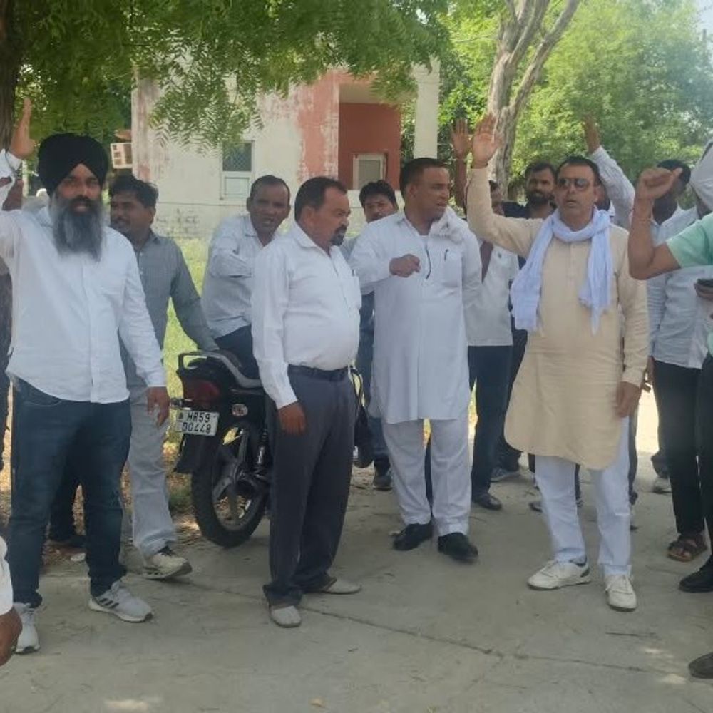 रतिया में बिजली कर्मचारियों का प्रदर्शन:कमेटी रिपोर्ट की प्रतियां जलाकर जताया रोष, सरकार पर वादाखिलाफी का लगाया आरोप