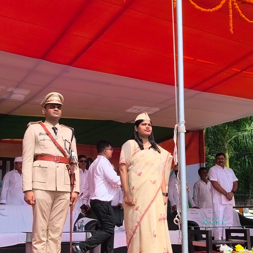 शिवहर में DM प्रतिभा रानी ने किया फ्लैग होस्ट:एसपी शैलेंद्र कुमार सिंह ने किया परेड का निरीक्षण, स्वतंत्रता सेनानियों के बलिदान को किया याद