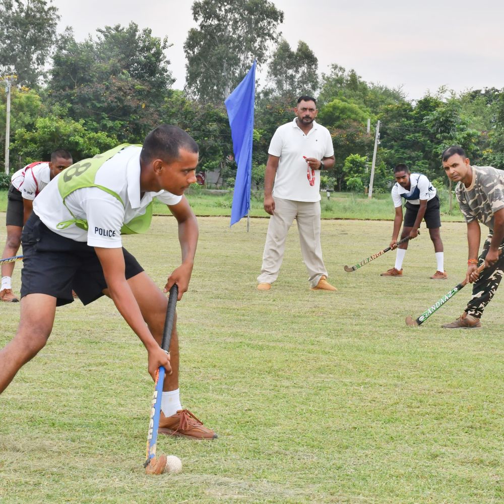 राष्ट्रीय खेल दिवस पर SSB जवानों ने दिखाया दमखम:सुपौल में हॉकी, फुटबॉल, वॉलीबॉल प्रतियोगिता के साथ निकली साइकिल रैली