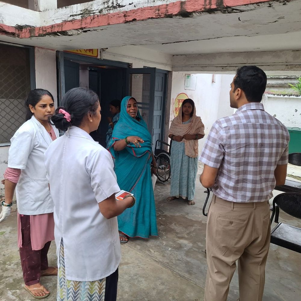 देवरिया में सुबह 8 बजे CHC पहुंचे DM:प्रभारी चिकित्साधिकारी समेत ज्यादातर कर्मचारी गायब, एक दिन का वेतन रोकने के निर्देश