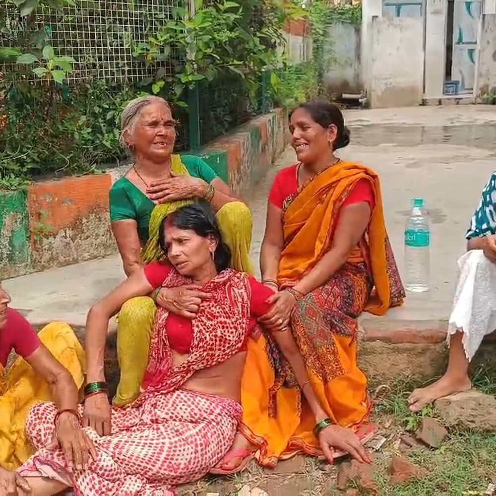 नवादा सड़क हादसे में 18 वर्षीय युवक की मौत:ई-रिक्शा से टक्कर के बाद बस की चपेट में आया, मिर्ची बेचने बाजार जा रहा था