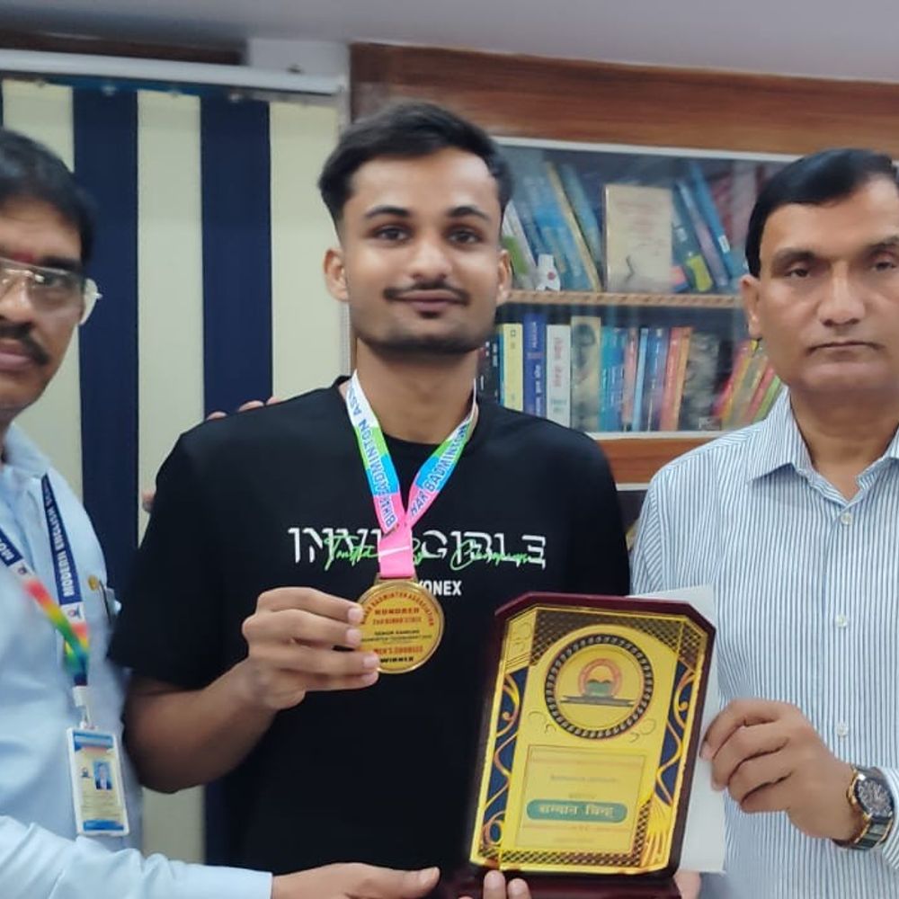 नवादा के नेशनल बैडमिंटन खिलाड़ी राज आर्यन सम्मानित:बिहार सीनियर रैंकिंग टूर्नामेंट जीतने पर डॉ. अनुज सिंह ने किया सम्मान